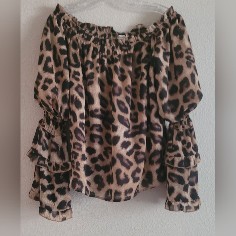Essue Sz Small Ruffle Bell Sleeve Blouse